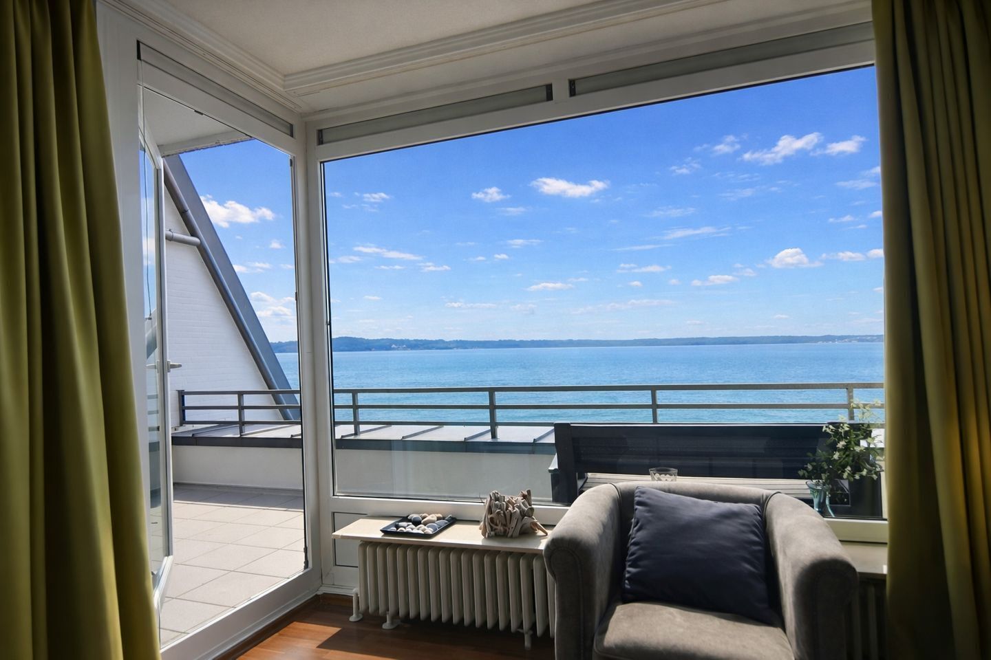 Una televisión, un reproductor de DVD, un reproductor estéreo