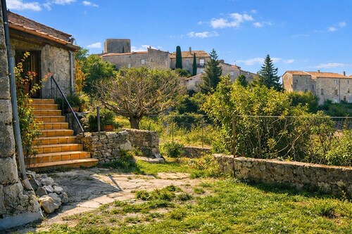 In Balazuc, terrace overlooking the Ardèche gorges, 300 m from the beach.