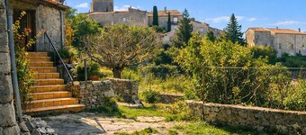 In Balazuc, terrace overlooking the Ardèche gorges, 300 m from the beach.