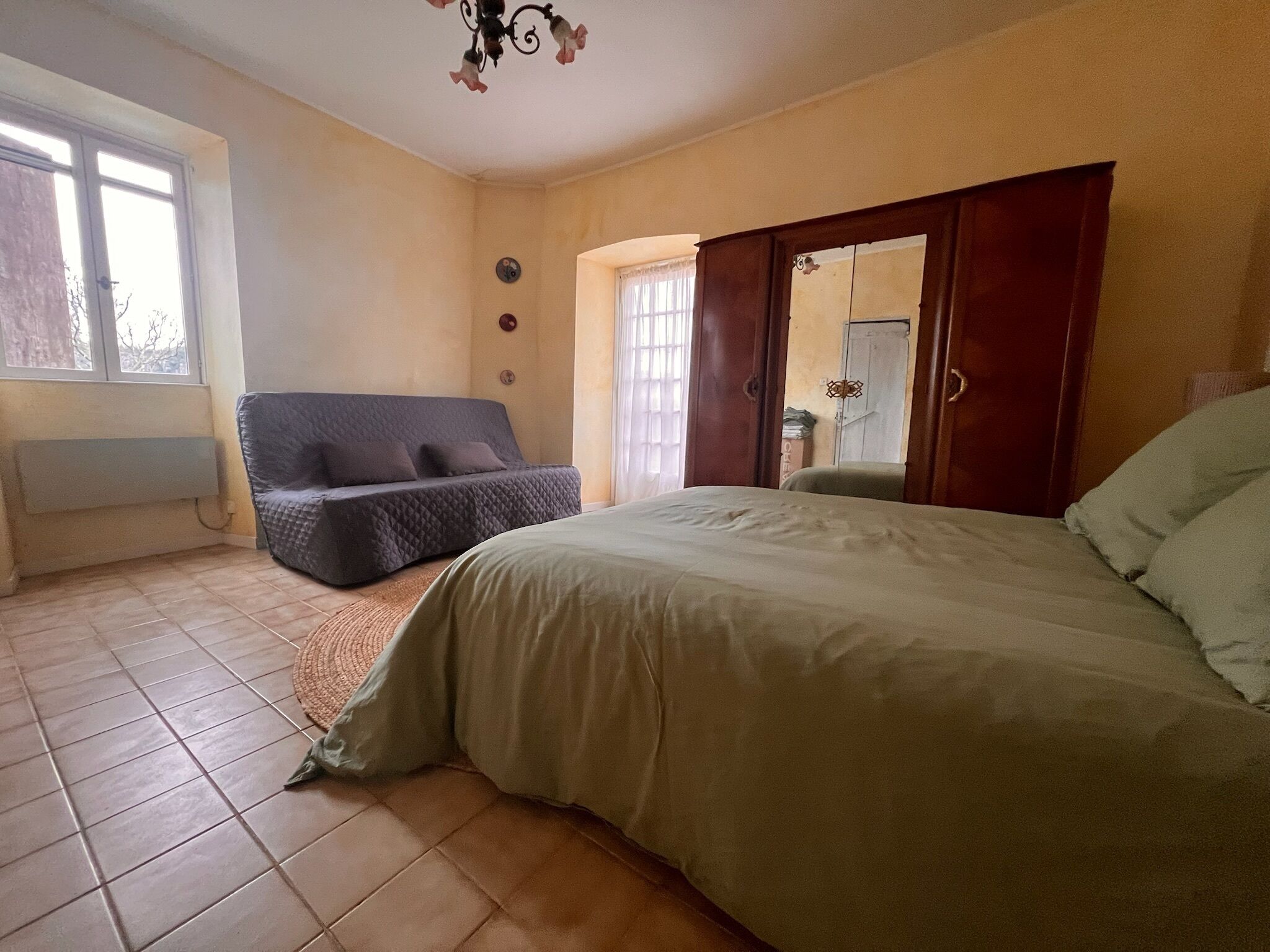 2 slaapkamers, een strijkplank/strijkijzer, beddengoed