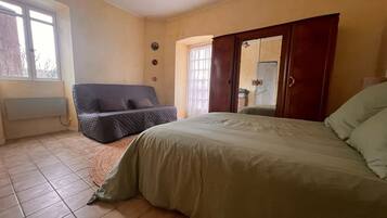 2 slaapkamers, een strijkplank/strijkijzer, beddengoed