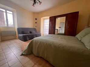 2 chambres, fer et planche à repasser, draps fournis