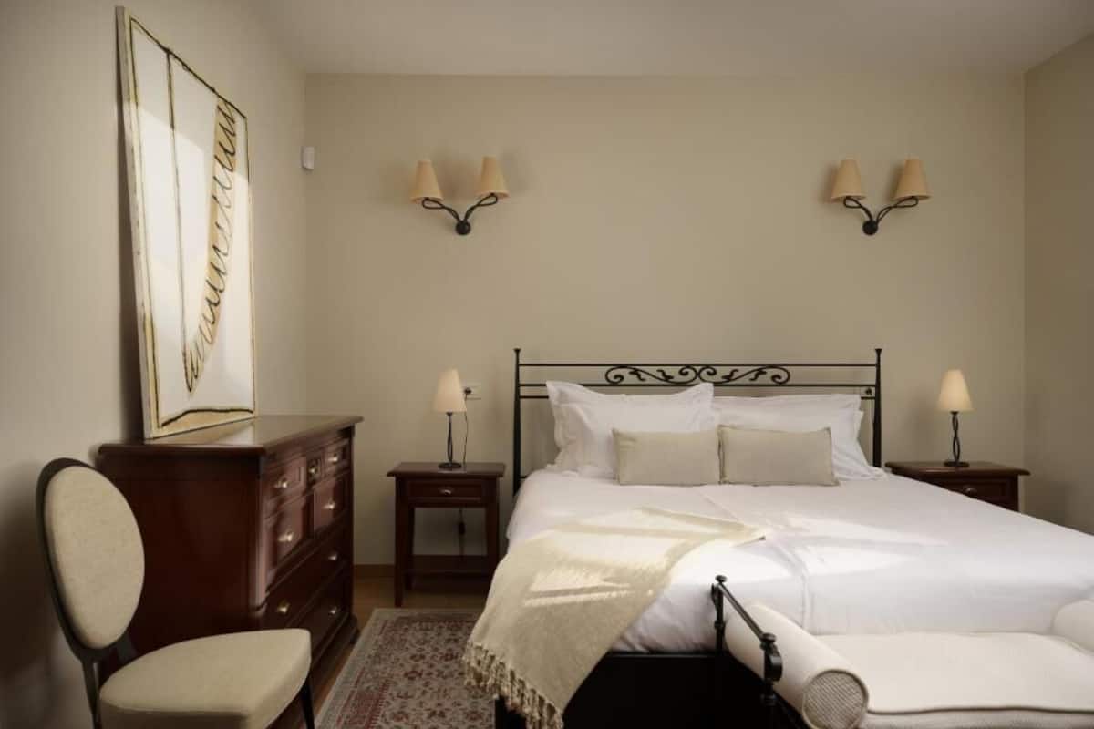 Biệt thự, sân hiên, quang cảnh sân vườn | Két bảo mật tại phòng, phòng cách âm, bàn ủi/dụng cụ ủi quần áo