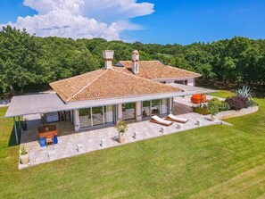 Unclassified image, 4 of 15, button - Malipiero Estate (Rovinj)