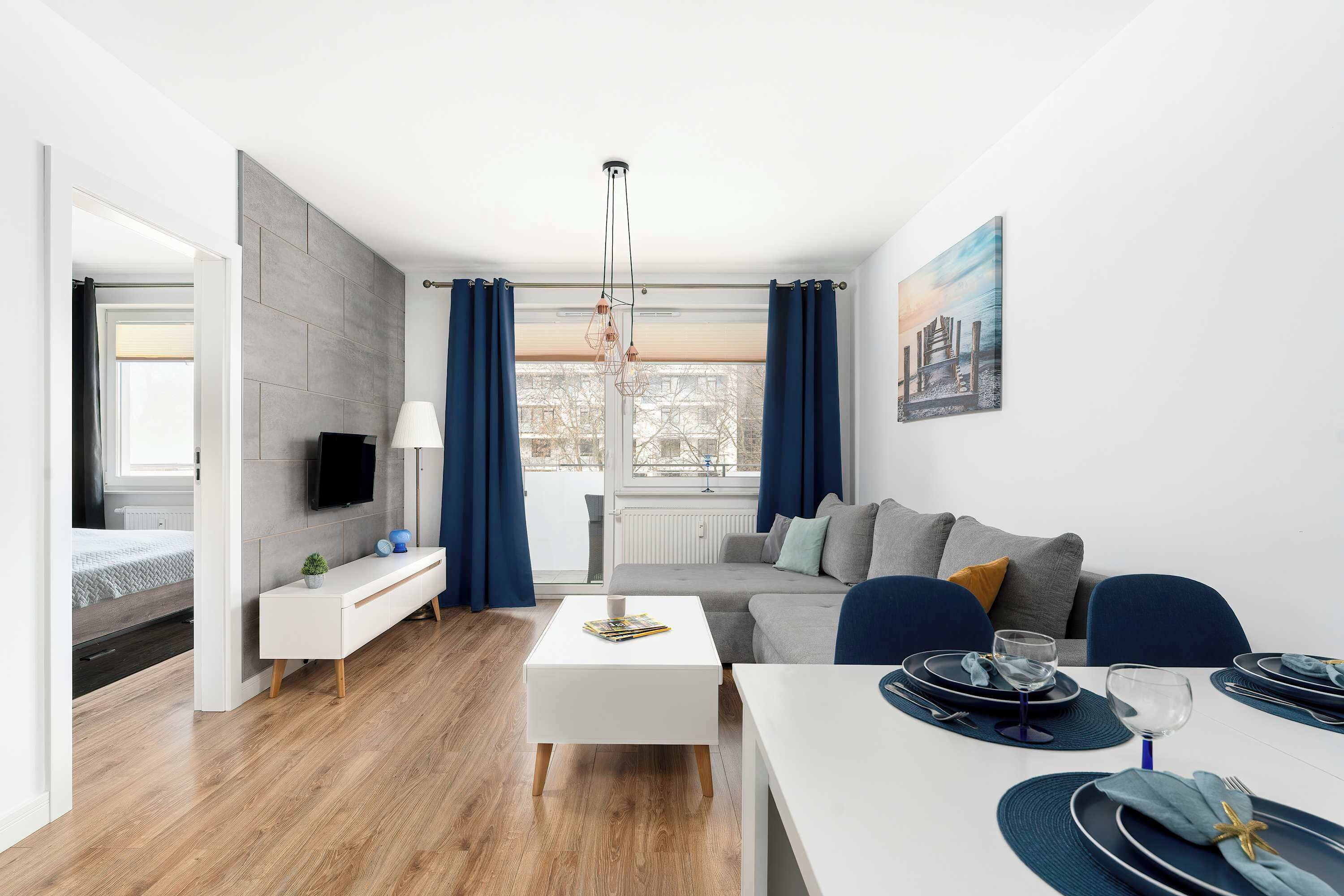 1 habitación, escritorio, tabla de planchar con plancha y cuna de viaje 