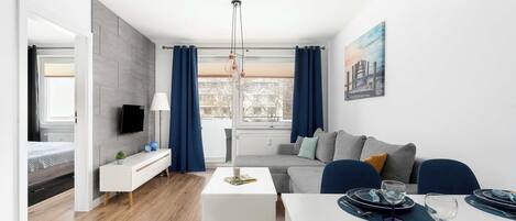 1 habitación, escritorio, tabla de planchar con plancha y cuna de viaje