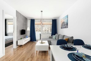 1 habitación, escritorio, tabla de planchar con plancha y cuna de viaje 
