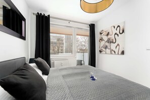 1 Schlafzimmer, Schreibtisch, Bügeleisen/Bügelbrett, Reisekinderbett