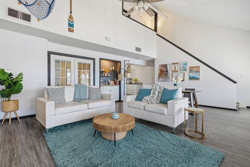 Bay Breeze Escape • Waterfront • Sleeps 9