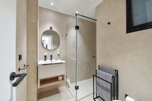 Studio, vue plage | Coffres-forts dans les chambres, bureau