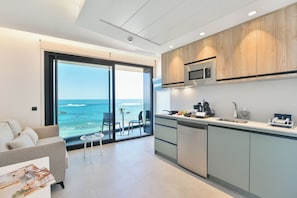 In-room safe, desk, laptop workspace, blackout curtains - OH Suites Paseo de las Canteras 58 (Las Palmas de Gran Canaria)