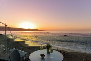 Studio Deluks, balkon, pemandangan pantai | Brankas, meja kerja, ruang kerja ramah laptop, dan tirai kedap cahaya