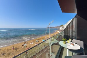 Deluxe Studio, Balcony, Beach View | In-room safe, desk, laptop workspace, blackout curtains - OH Suites Paseo de las Canteras 58 (Las Palmas de Gran Canaria)