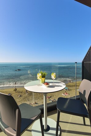 Deluxe Studio, Balcony, Beach View | In-room safe, desk, laptop workspace, blackout curtains - OH Suites Paseo de las Canteras 58 (Las Palmas de Gran Canaria)
