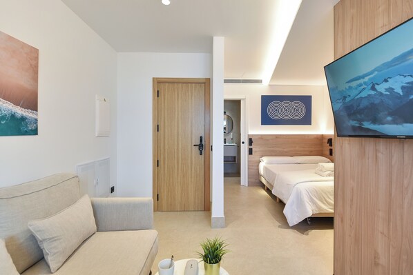 Kamar Comfort, pemandangan pantai | Brankas, meja kerja, ruang kerja ramah laptop, dan tirai kedap cahaya