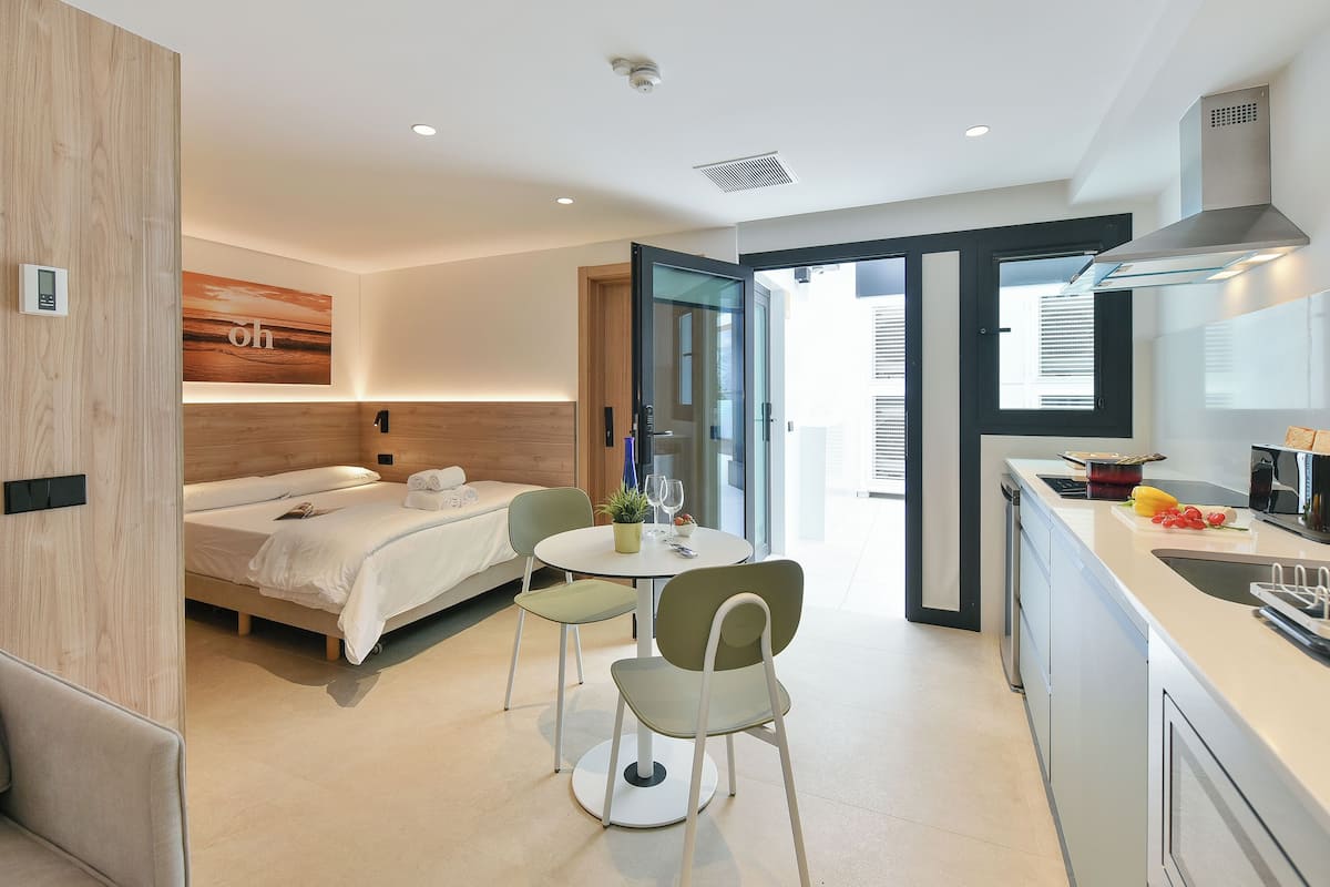 高級開放式客房 | 客房內保險箱、書桌、筆電工作空間、遮光布/窗簾