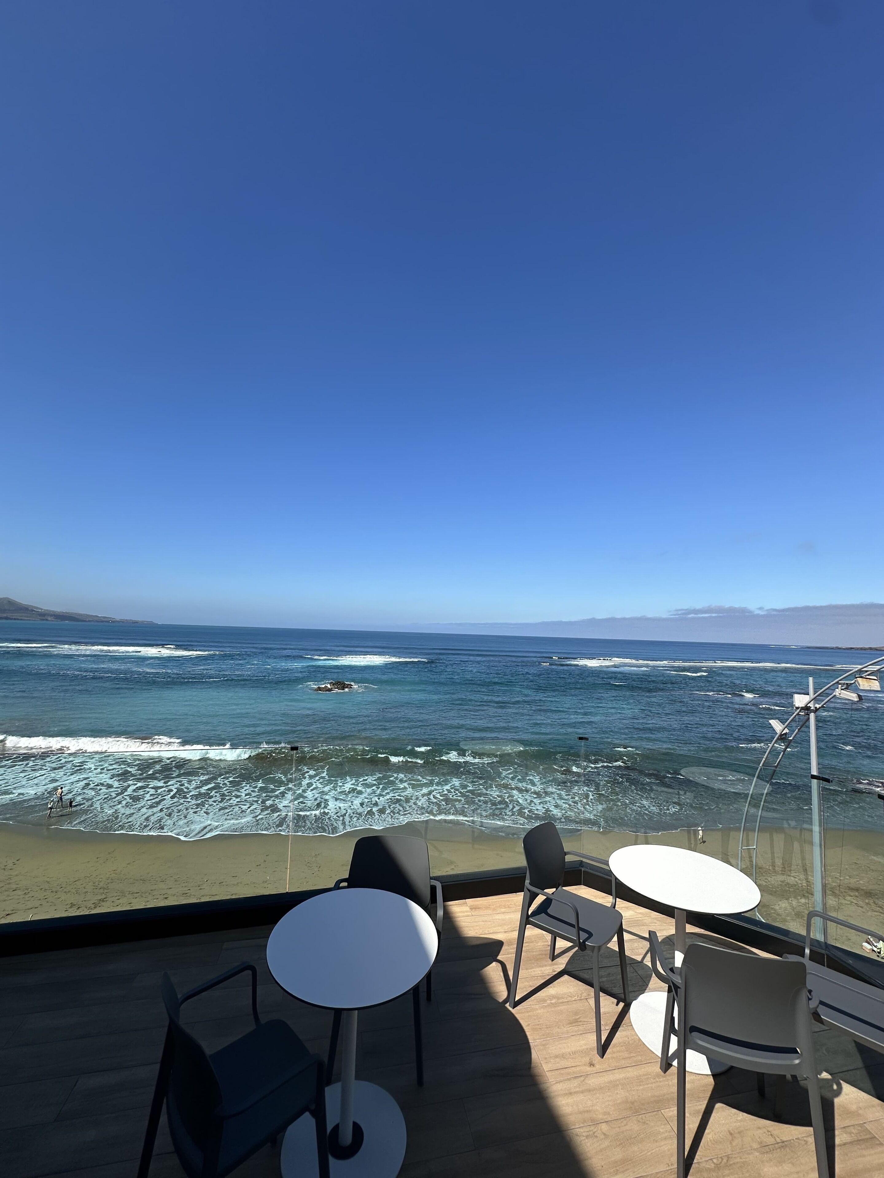 Una terrazza con posti a sedere all'aperto con vista sull'oceano.