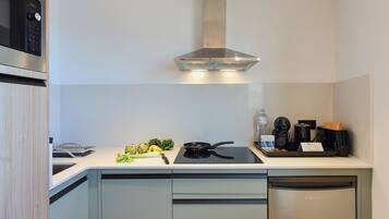 Quarto conforto, vista para a praia | Cofres nos quartos, escrivaninha, espaço de trabalho para notebook