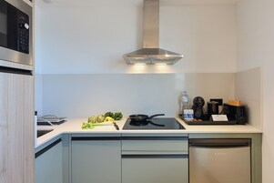 Camera Comfort, vista spiaggia | Una cassaforte in camera, una scrivania, postazione laptop