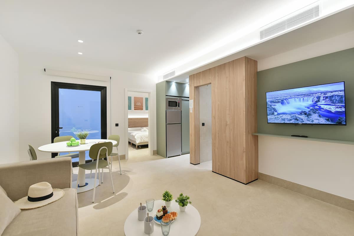 家庭公寓 | 客房內保險箱、書桌、筆電工作空間、遮光布/窗簾