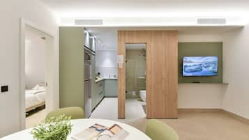 Familienapartment | Zimmersafe, Schreibtisch, laptopgeeigneter Arbeitsplatz