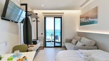 Studio Classique, balcon, vue plage | Coffres-forts dans les chambres, bureau