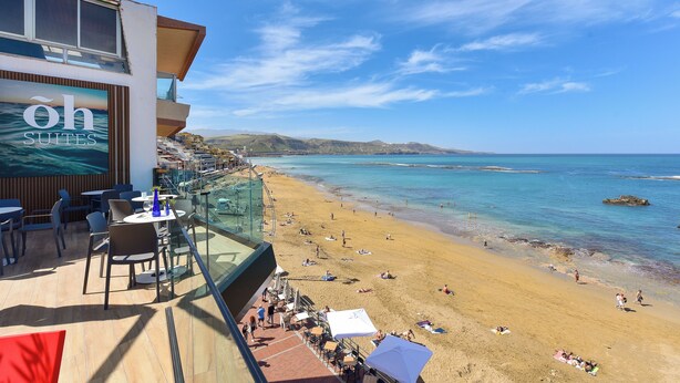 A beachside view from a balcony with a sign reading "oh SULTES". - OH Suites Paseo de las Canteras 58 (Las Palmas de Gran Canaria)
