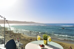 In-room safe, desk, laptop workspace, blackout drapes - OH Suites Paseo de las Canteras 58 (Las Palmas de Gran Canaria)