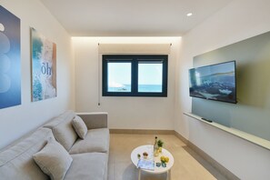 Kamar Double Keluarga, pemandangan pantai | Brankas, meja kerja, ruang kerja ramah laptop, dan tirai kedap cahaya