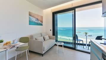 Studio Deluxe, balcon, vue plage | Coffres-forts dans les chambres, bureau