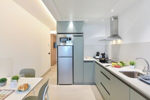 Kamar Double Keluarga, pemandangan pantai | Brankas, meja kerja, ruang kerja ramah laptop, dan tirai kedap cahaya