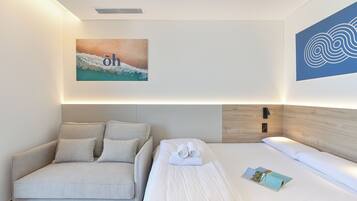 Estúdio clássico, sacada, vista para a praia | Cofres nos quartos, escrivaninha, espaço de trabalho para notebook