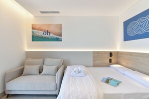 经典开间, 阳台, 海滩景观 | 客房内保险箱、办公桌、笔记本电脑工作区、遮光窗帘