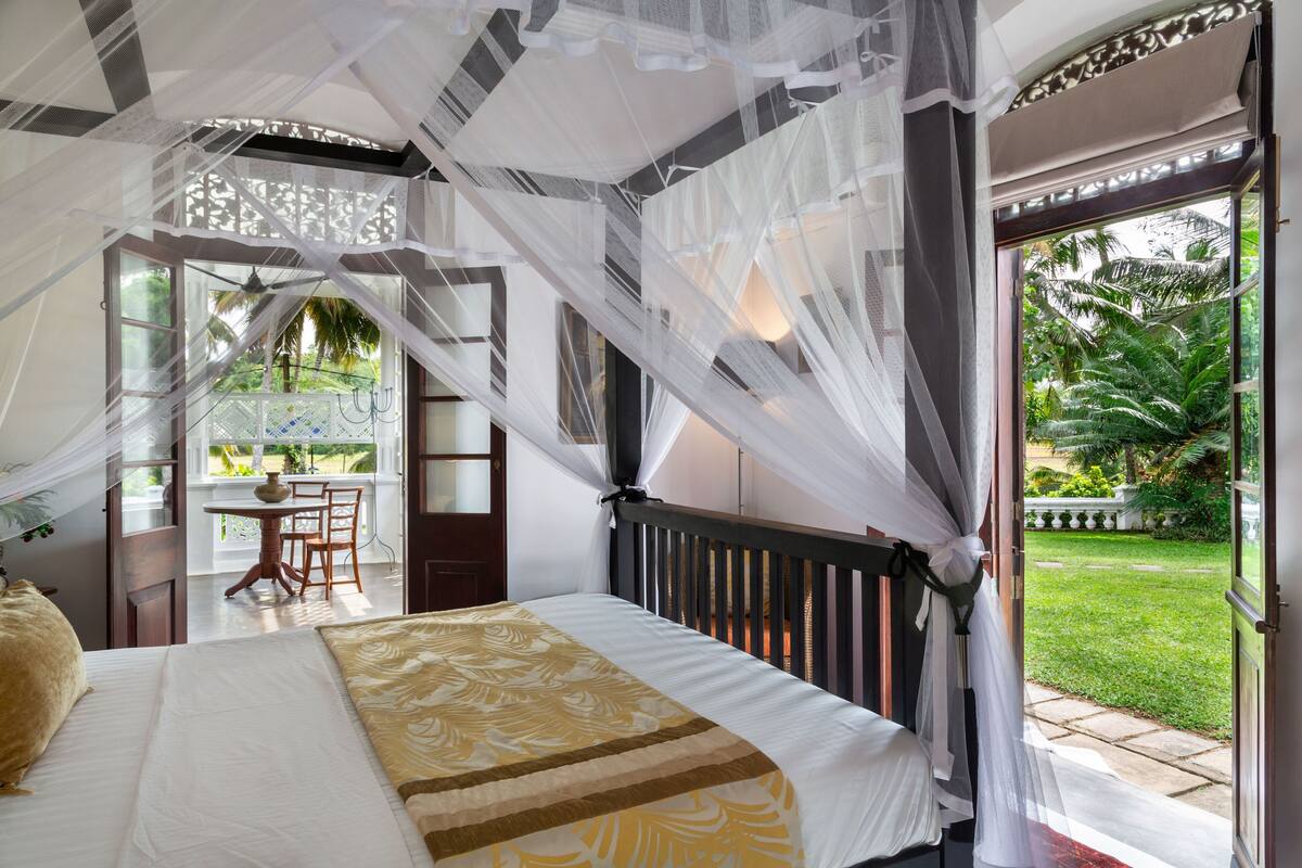 Classic Double Room, Pool View | Peti besi dalam bilik, meja, ruang kerja komputer riba, Wi-fi percuma 