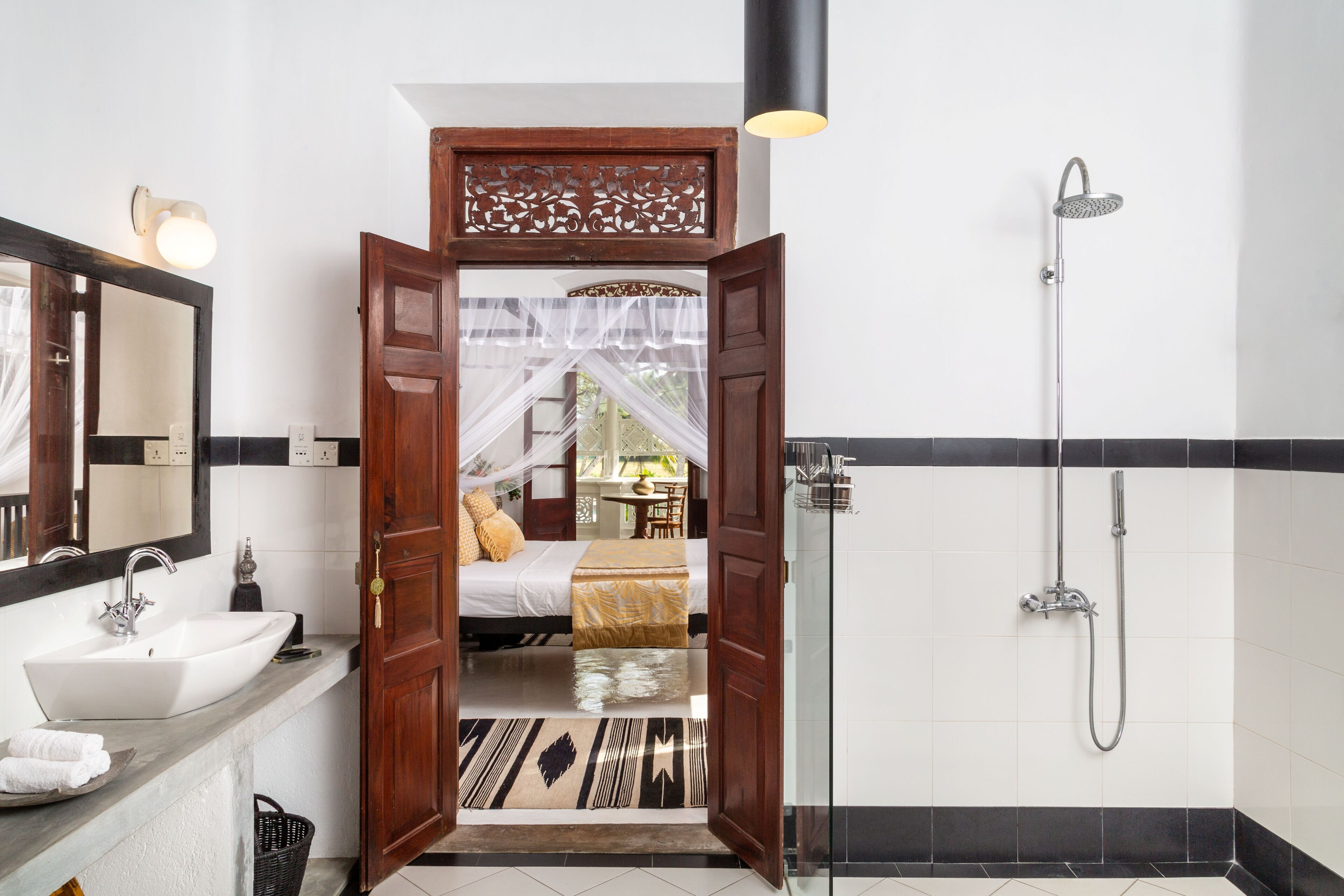 Habitación clásica doble, vistas a la piscina | Baño | Ducha, secador de pelo, zapatillas y toallas