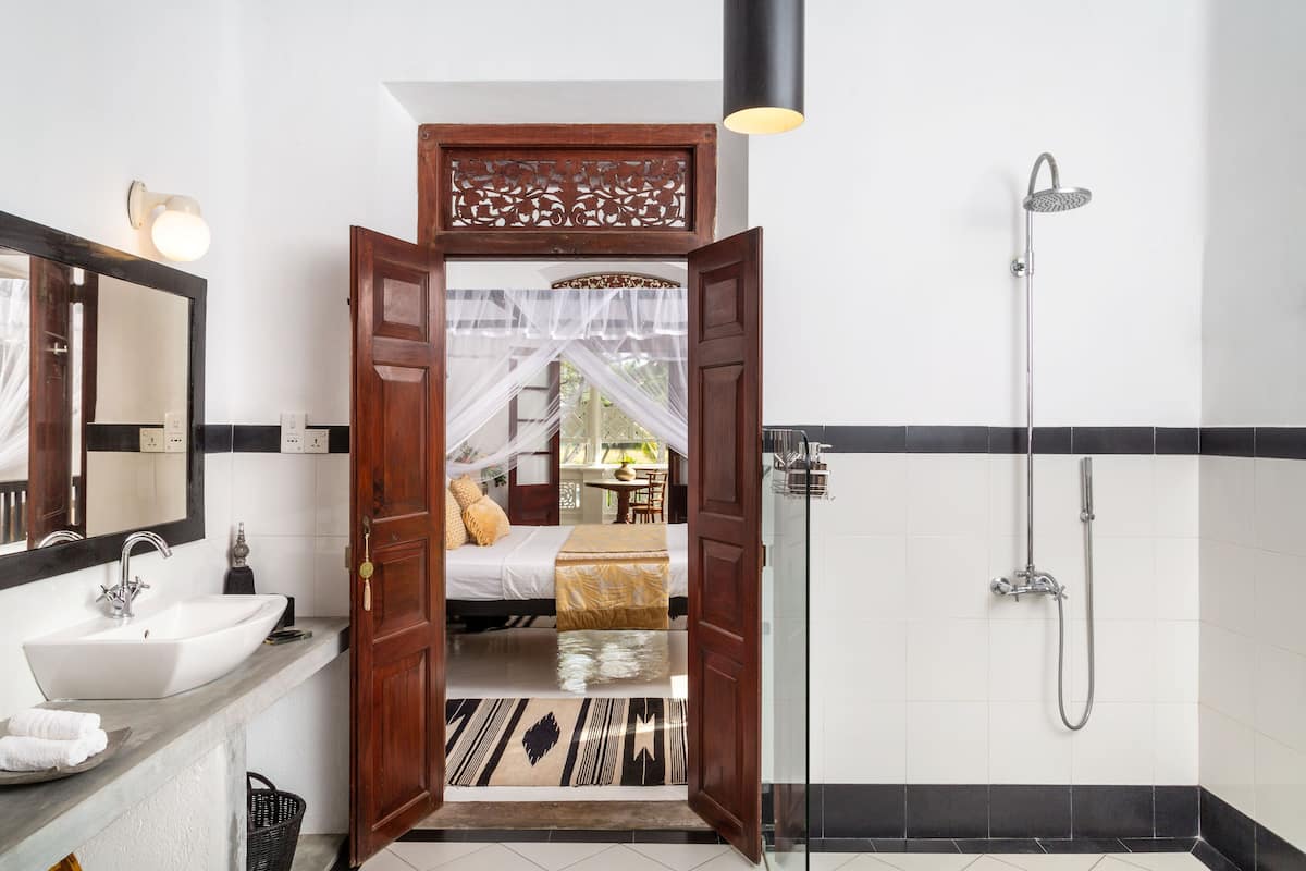 Habitación clásica doble, vistas a la piscina | Baño | Ducha, secador de pelo, zapatillas y toallas