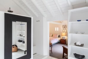 Habitación estándar con 1 cama doble o 2 individuales, vistas a la piscina | Caja fuerte, escritorio, espacio para trabajar con un portátil