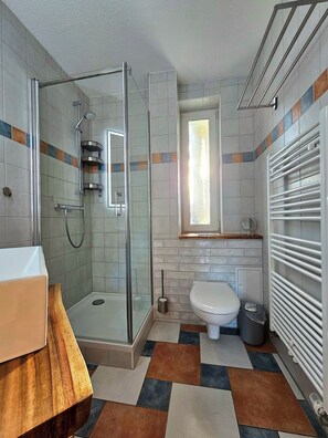 Douche, sèche-cheveux, savon, papier toilette