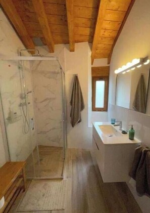 Shower, hair dryer, towels, soap - Find the north in the "House of the good way". (Oreña)
