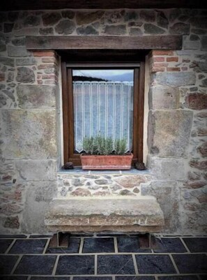 Exterior detail - Find the north in the "House of the good way". (Oreña)