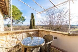 Outdoor dining - Elegant Villa with Pool Garden & Refined Comfort (Lucignano)