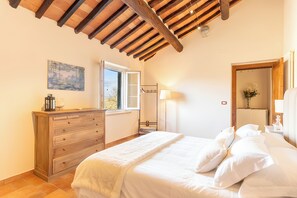 4 bedrooms, iron/ironing board, Internet, bed sheets - Elegant Villa with Pool Garden & Refined Comfort (Lucignano)