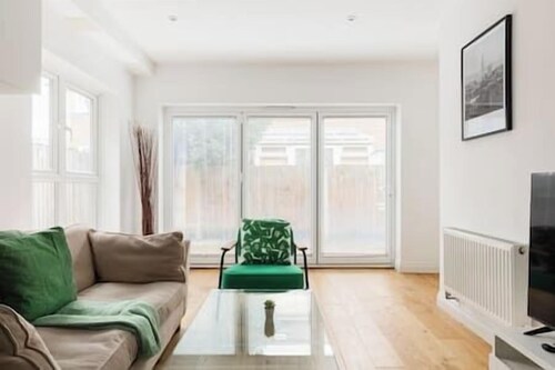 New! Bright 2BR Flat with Patio