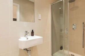 Bathroom - New! Bright 2BR Flat with Patio (Greater London)