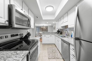 Kylskåp, mikrovågsugn, ugn och spishäll