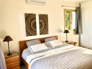 4 habitaciones, tabla de planchar con plancha y cuna de viaje 