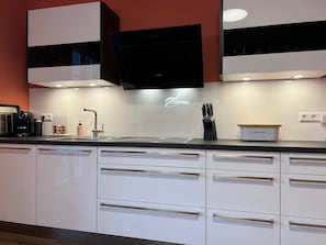 Kühlschrank, Mikrowelle, Ofen, Herdplatte