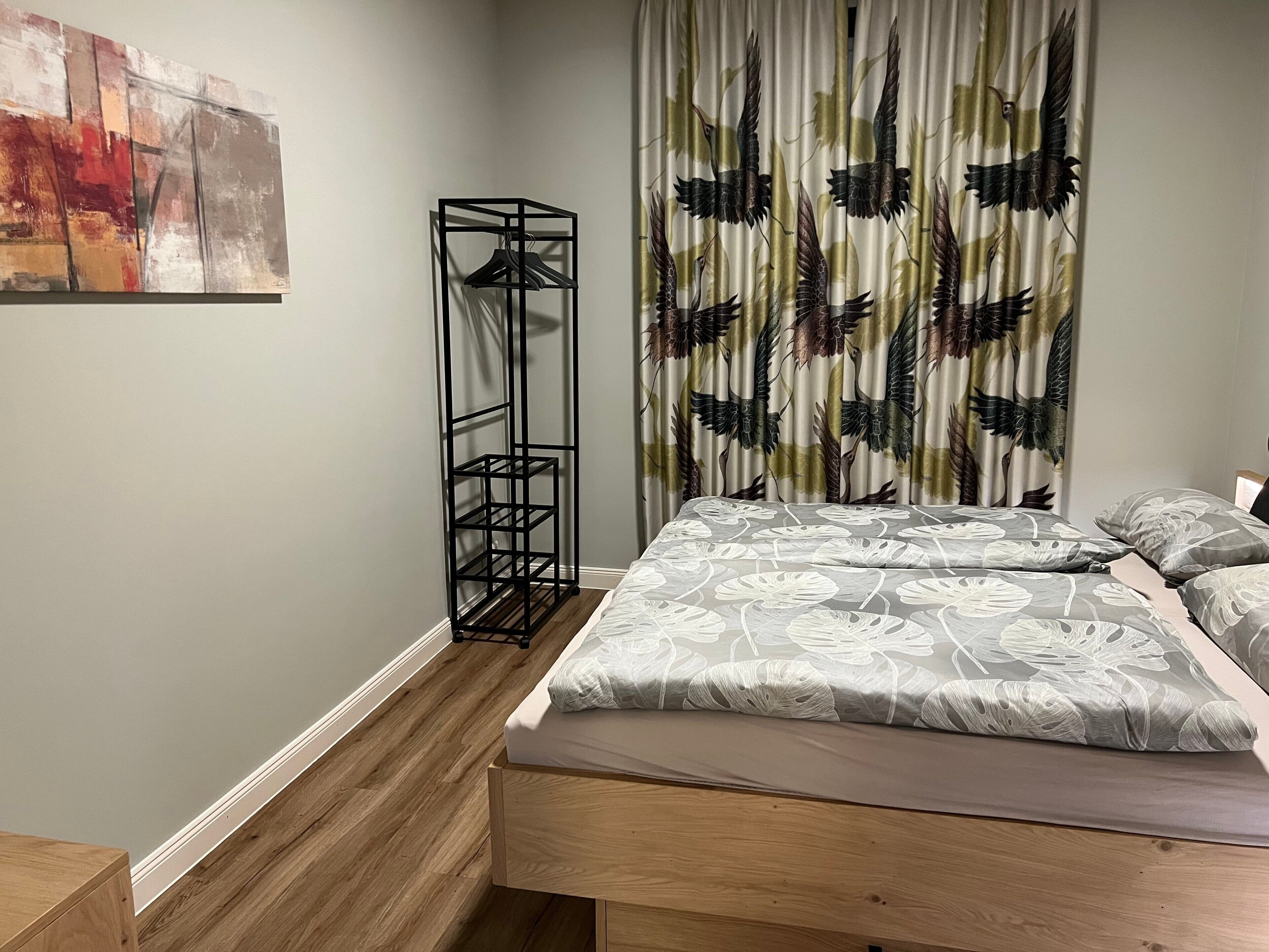 1 dormitorio, tabla de planchar con plancha, wifi y ropa de cama