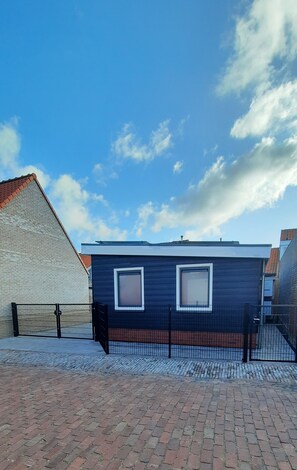 Property grounds - Chalet called Jopie is a cozy chalet 50 meters from the sea. (Westkapelle)