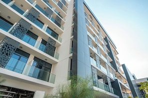 Ein mehrstöckiges Hotel mit Balkonen, großen Fenstern und einem modernen architektonischen Design.